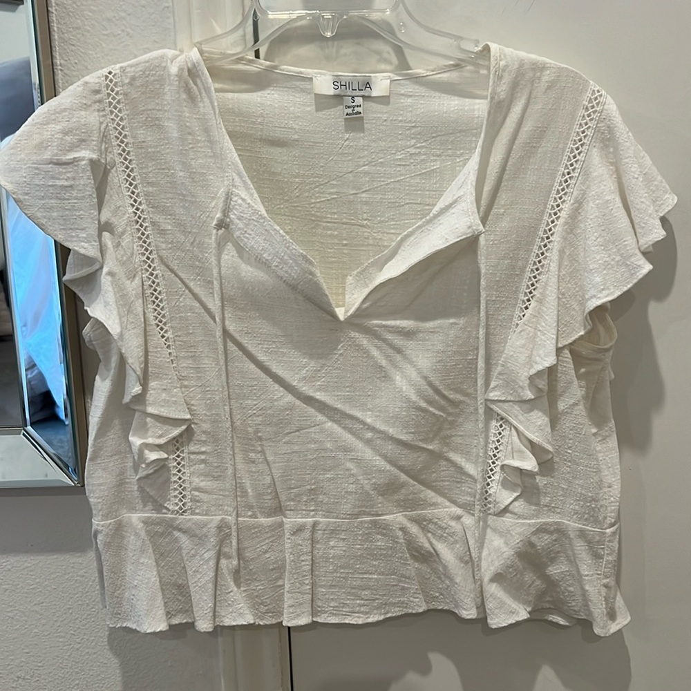 Shilla White short- sleeve blouse!